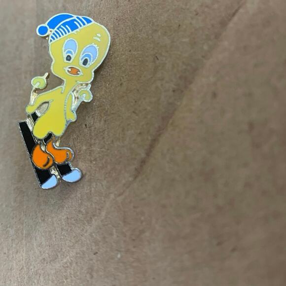 Vintage Warner Brothers Tweety Bird Skiing Enamel Pin Winter Christmas - Picture 5 of 8